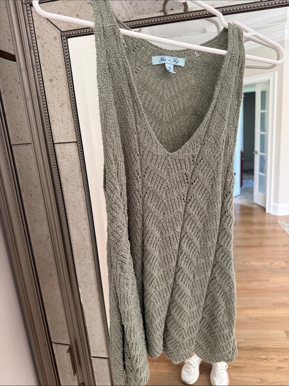 She + Sky Olive Green V-Neck Knit Sleeveless Sweater
